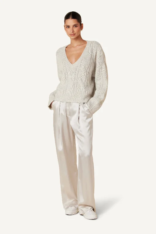 KOA CASHMERE CABLE KNIT V-NECK SWEATER | BLIZZARD